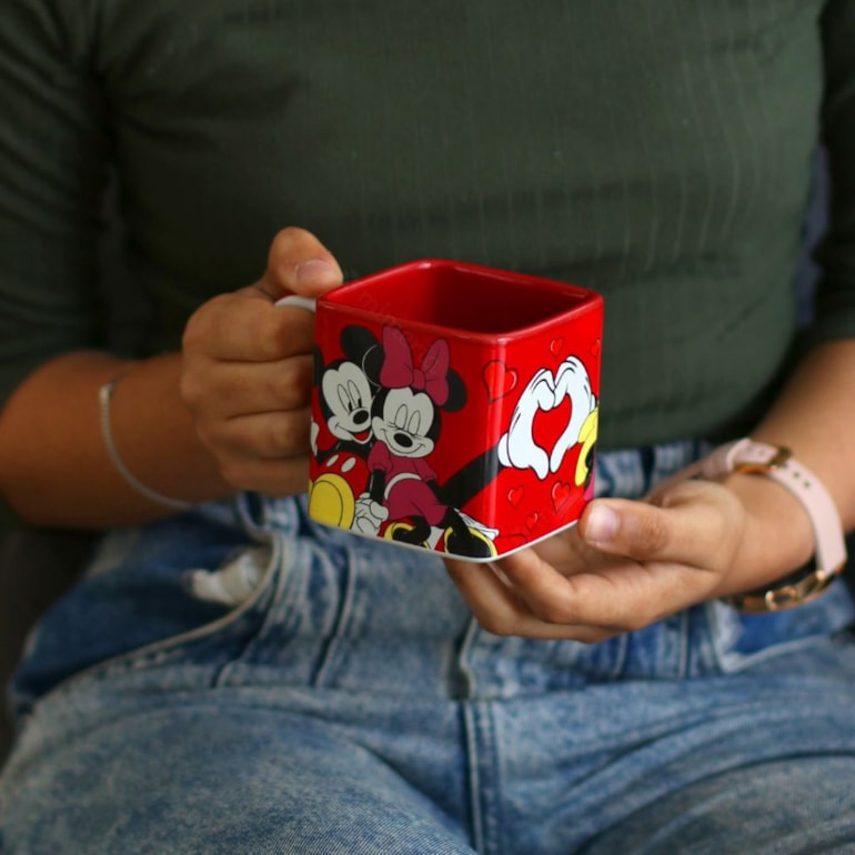 Caneca Cubo Decorativa Mickey e Minnie Namorados 300 ml