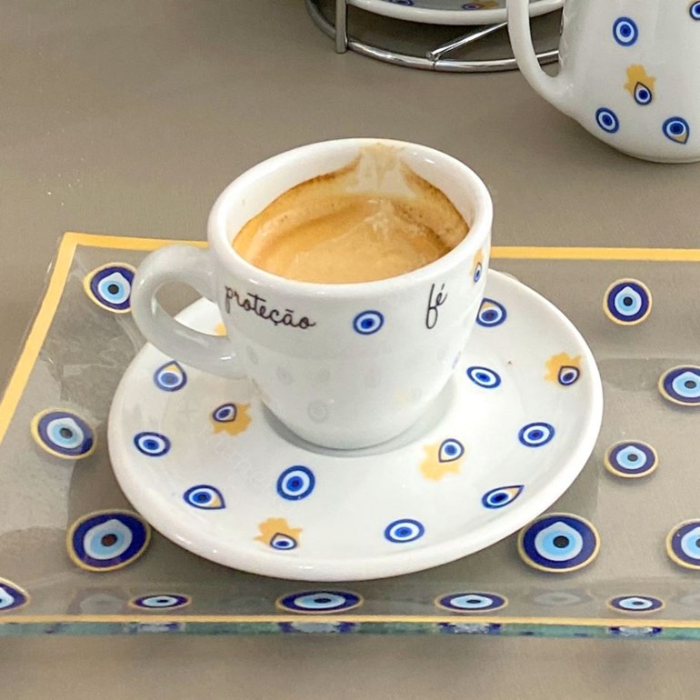 Kit 2 Xícaras de Café com Pires de Porcelana Olho Grego Boas Energias