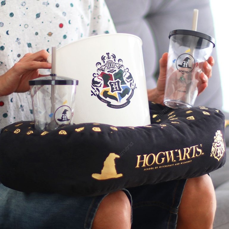 Kit Almofada Porta Pipoca Harry Potter Hogwarts com 2 Copos