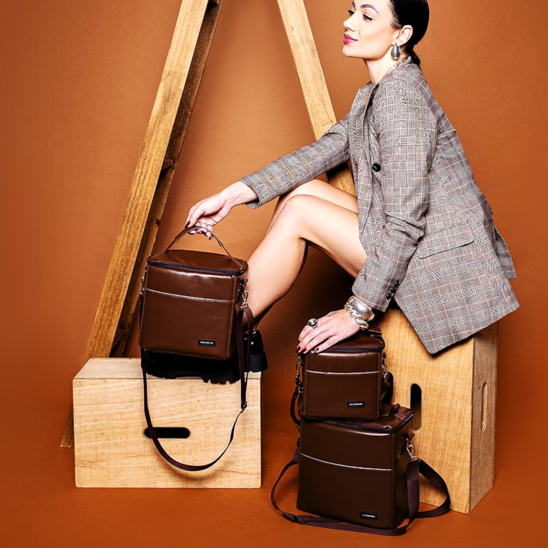 Kit Bolsa Tote Pro com Alça + Mochila Essential + Térmica Move Média Marrom Cacau