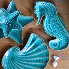 Kit de 2 Pratos Decorativos em Cerâmica Estrela do Mar e Cavalo Marinho